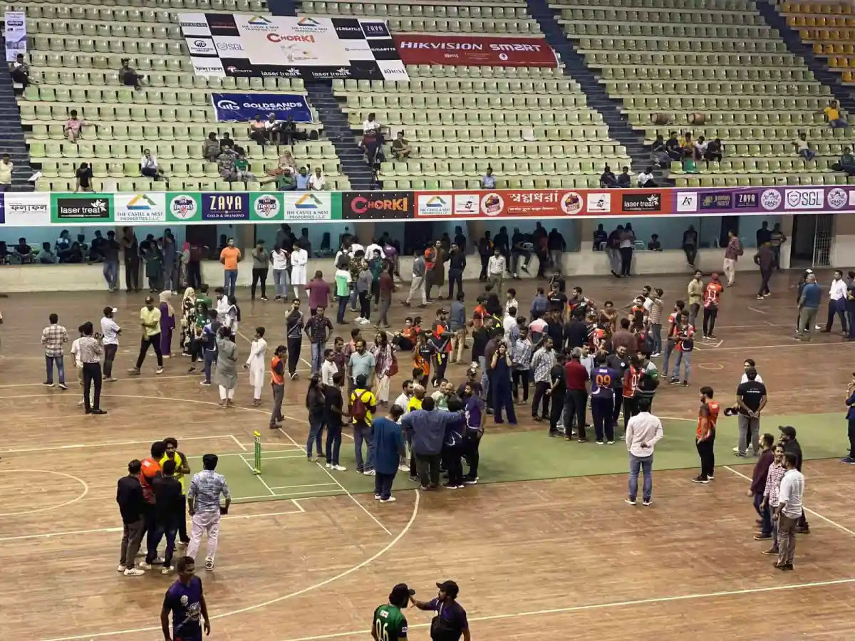 খেলাধুলা ইভেন্টের ভেতর দর্শক ও খেলোয়াড়রা, স্টেডিয়াম ভেতরে. Channel i News - চ্যানেল আই নিউজ