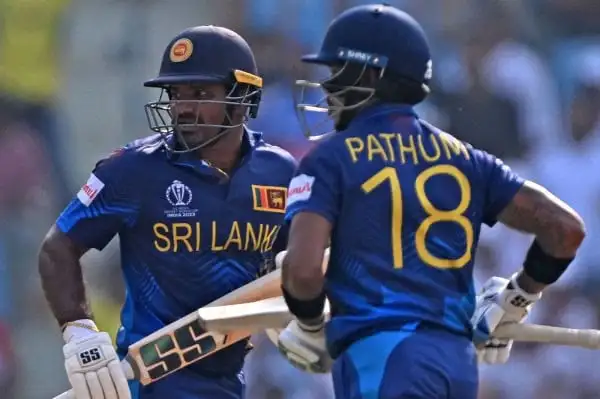 শ্রীলঙ্কার ক্রিকেটাররা মাঠে উল্লাস করছে, বাংলাদেশি দর্শকদের জন্য. Channel i News - চ্যানেল আই নিউজ