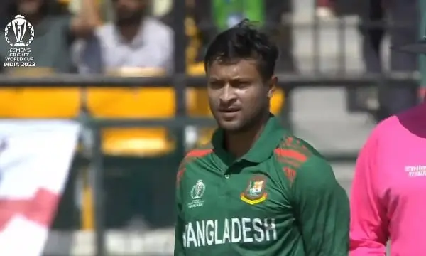 বাংলাদেশ ক্রিকেটার সাকিব আল হাসান হাসিমুখে মাঠে দাঁড়িয়ে. Channel i News - চ্যানেল আই নিউজ