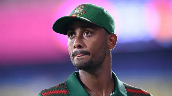 বাংলাদেশ ক্রিকেটার শরিফুল ইসলাম, ক্যাপ ও জার্সি পরা. Channel i News - চ্যানেল আই নিউজ