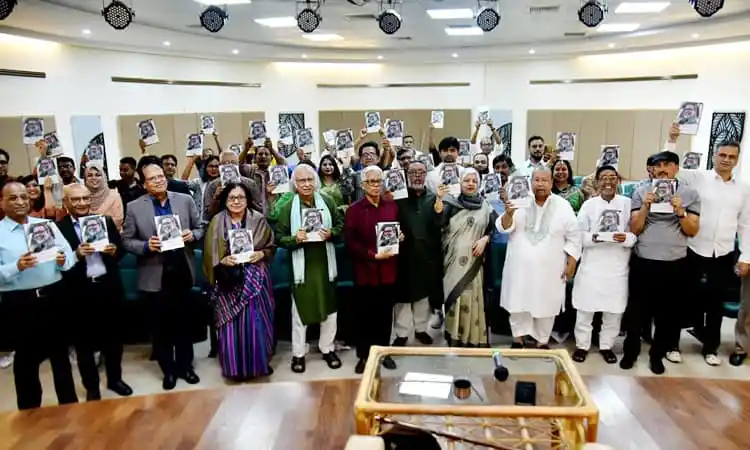 শাইখ সিরাজের বই প্রকাশনা উৎসবে অংশগ্রহণকারীরা ছবি তুলছেন. Channel i News - চ্যানেল আই নিউজ