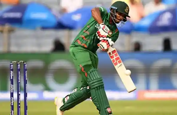 বাংলাদেশ ক্রিকেটার ব্যাটিং করছে, আন্তর্জাতিক ক্রিকেট ম্যাচ. Channel i News - চ্যানেল আই নিউজ