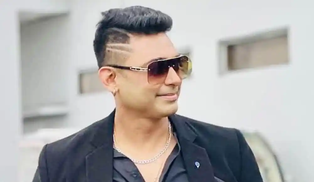 জায়েদ বিচারকের আসনে, সানগ্লাস পরা, আধুনিক পোশাক পরিহিত. Channel i News - চ্যানেল আই নিউজ