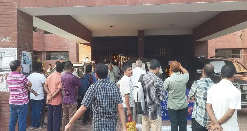 জাবি ক্যাম্পাসে শিক্ষার্থীদের অবরোধ ও প্রতিবাদ. Channel i News - চ্যানেল আই নিউজ