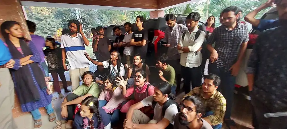 জাবি শিক্ষার্থীরা গাছ কাটার প্রতিবাদে অবরুদ্ধ করেছেন উপাচার্যসহ কর্মকর্তাদের. Channel i News - চ্যানেল আই নিউজ