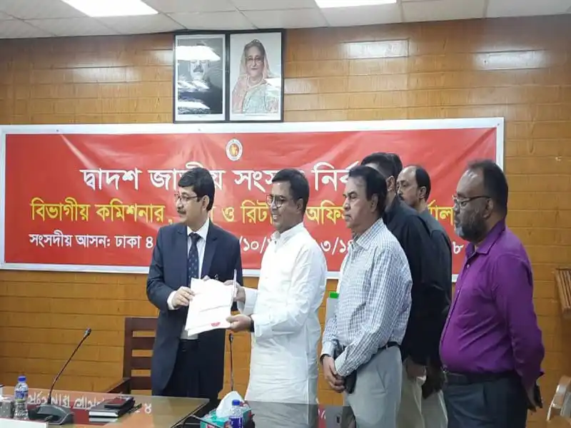 বিজয়ী প্রার্থীদের মনোনয়ন পত্র জমা দেওয়ার সময় ছবি. Channel i News - চ্যানেল আই নিউজ