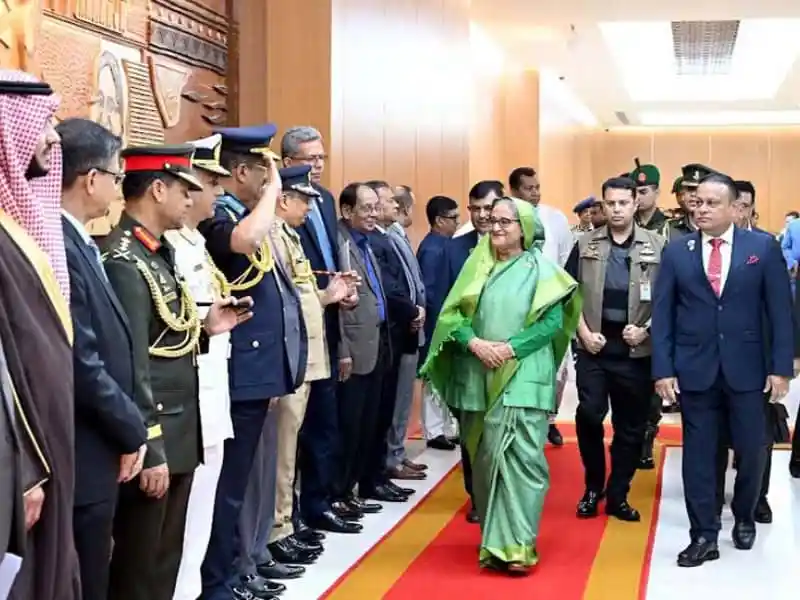 প্রধানমন্ত্রী সৌদি আরবের উদ্দেশে রওনা দেন, কর্মকর্তাদের সঙ্গে দেখা. Channel i News - চ্যানেল আই নিউজ