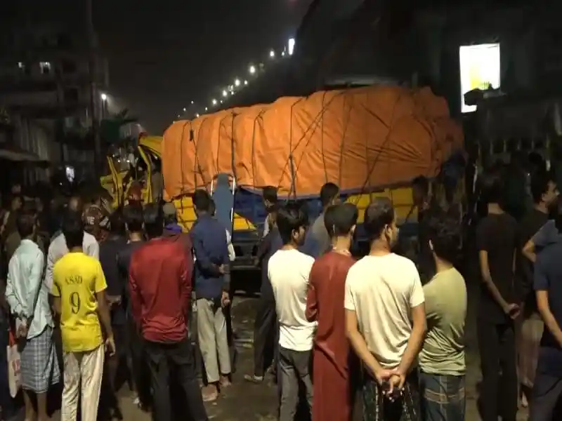 মহাখালীতে ট্রাক-সিএনজি-মোটরসাইকেল সংঘর্ষের দৃশ্য, আহত ও ক্ষতিগ্রস্ত যানবাহন. Channel i News - চ্যানেল আই নিউজ