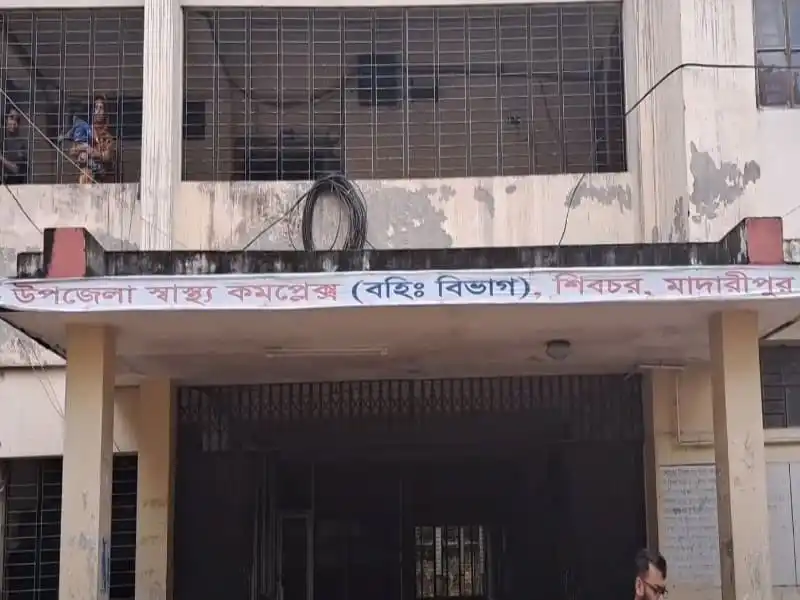 নিহত ব্যক্তির লাশের পাশে পুলিশ ও স্থানীয়রা. Channel i News - চ্যানেল আই নিউজ