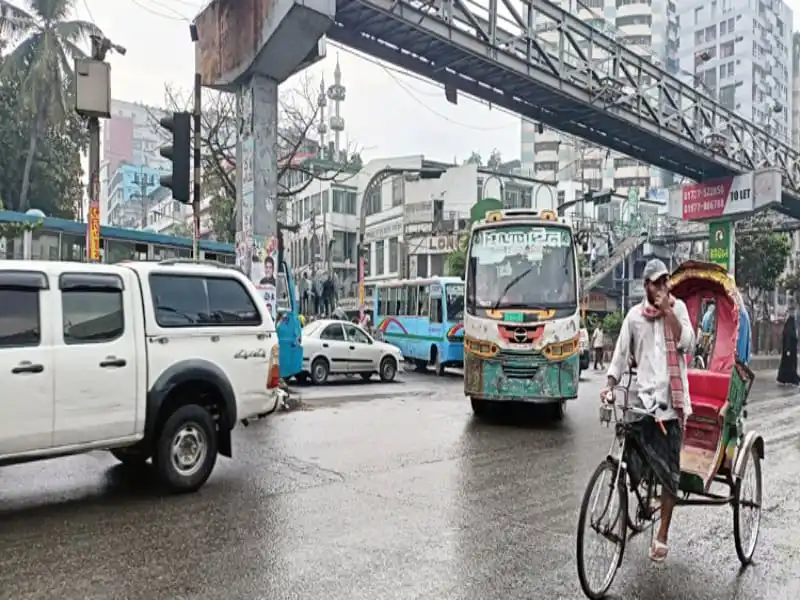 ঢাকায় যানজটের মধ্যে রিকশা, বাস ও অন্যান্য যানবাহন. Channel i News - চ্যানেল আই নিউজ