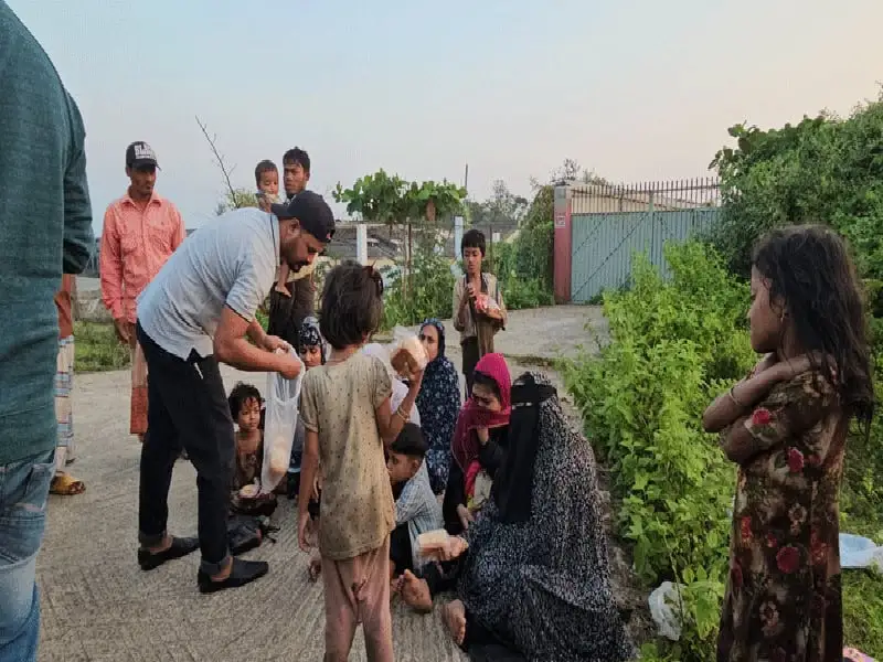 দেড়শ রোহিঙ্গা ট্রলারসহ সাগরপথে মালয়েশিয়া যাওয়ার সময় উদ্ধার. Channel i News - চ্যানেল আই নিউজ