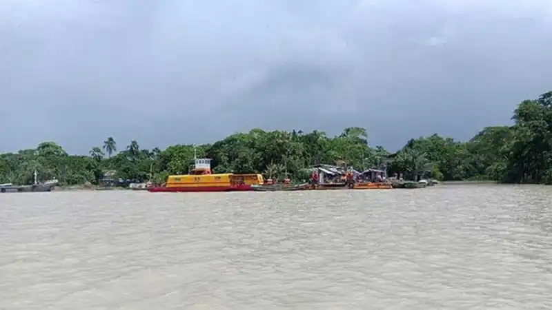 নদীতে নৌকা ও জলযান চলাচল, নদী নির্ভর অর্থনীতি. Channel i News - চ্যানেল আই নিউজ