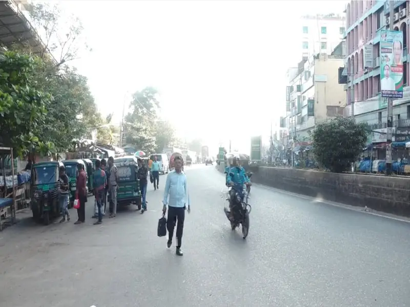 রাজধানীর রাস্তায় হরতালের কারণে জনজীবন অচল, মানুষ ও যানবাহন চলাচল করছে. Channel i News - চ্যানেল আই নিউজ