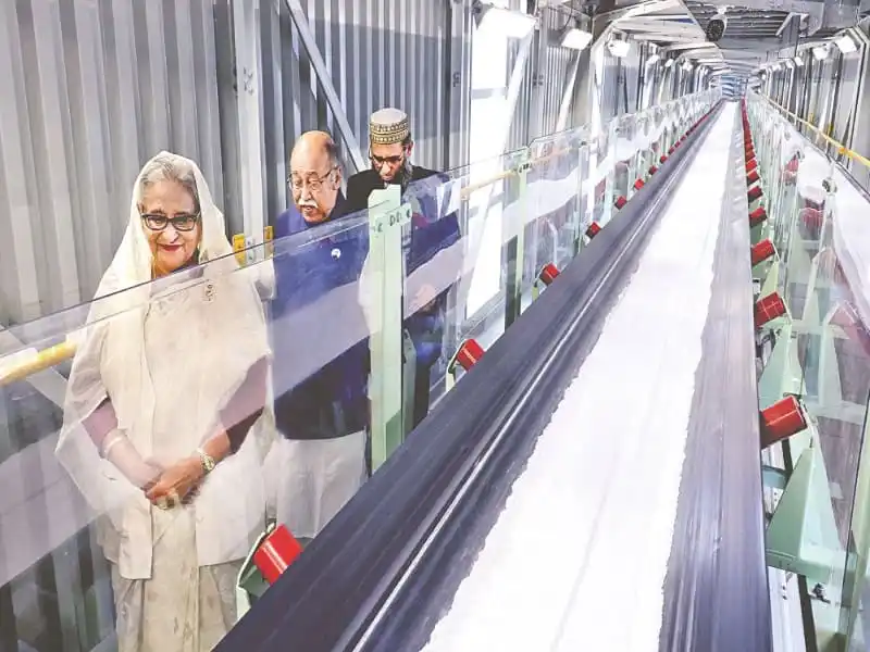 প্রধান অতিথি ও কর্মকর্তারা ঘোড়াশাল পলাশ সার কারখানা পরিদর্শন করছেন. Channel i News - চ্যানেল আই নিউজ