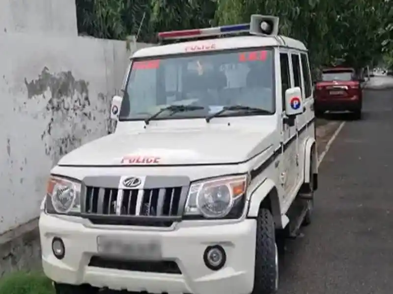 বাংলাদেশ পুলিশ ভ্যান রাস্তার পাশে দাঁড়িয়ে আছে. Channel i News - চ্যানেল আই নিউজ