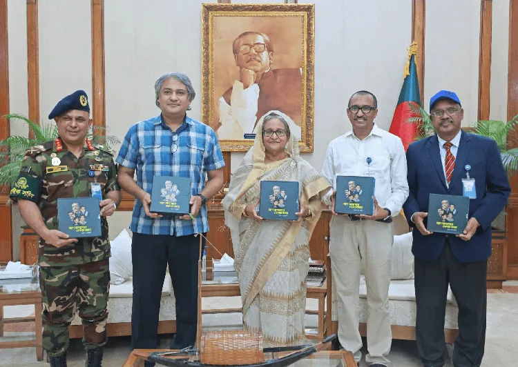 প্রধানমন্ত্রীর মোড়ক উন্মোচন অনুষ্ঠানে উপস্থিত অতিথিরা. Channel i News - চ্যানেল আই নিউজ
