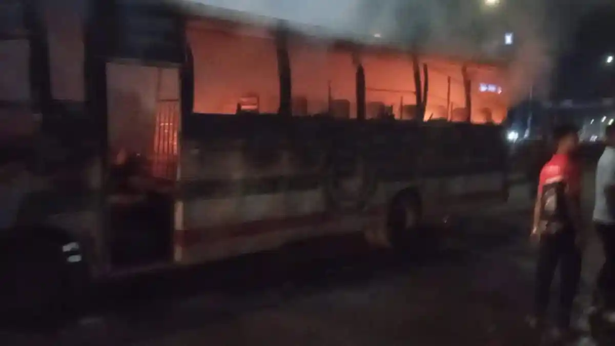 রাতের সময় আগুনে পুড়ে গেছে বাসের অংশ, ধোঁয়া বের হচ্ছে. Channel i News - চ্যানেল আই নিউজ