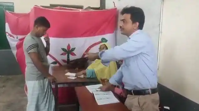ভোটারদের ভোট প্রদান ও নির্বাচন কর্মকর্তাদের কাজের দৃশ্য. Channel i News - চ্যানেল আই নিউজ