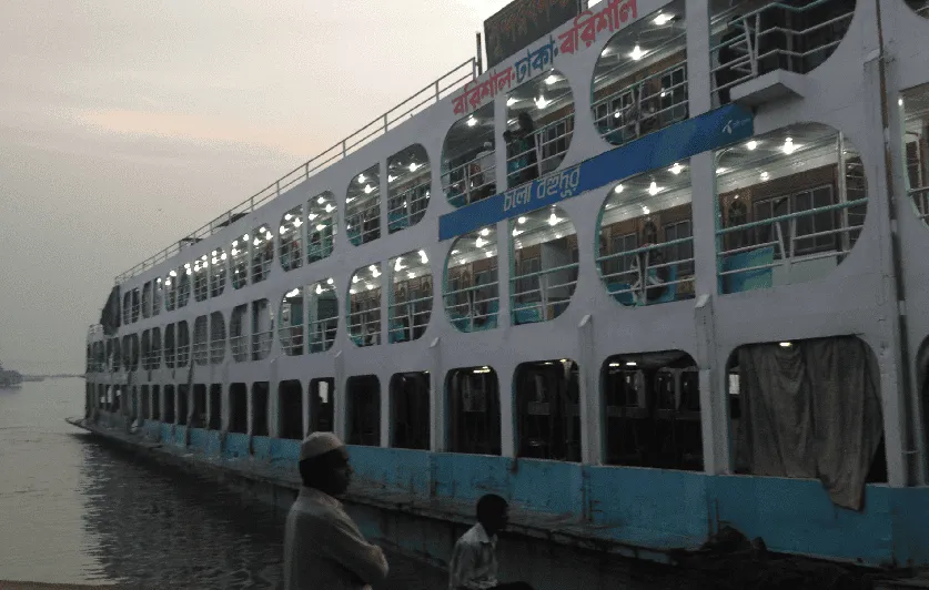 নৌযানে যাত্রীরা ওজন পরীক্ষা করছে, হরতাল-অবরোধের কারণে লঞ্চের কদর বেড়েছে. Channel i News - চ্যানেল আই নিউজ
