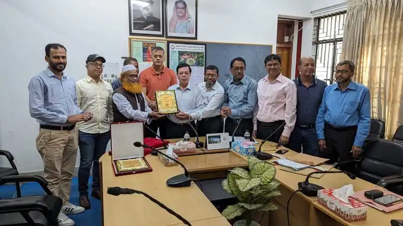 শাবিপ্রবির শিক্ষকরা উপাচার্য অ্যাওয়ার্ড গ্রহণ করছেন. Channel i News - চ্যানেল আই নিউজ