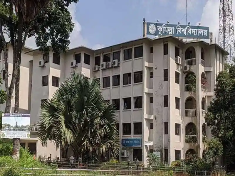 কুমিল্লা বিশ্ববিদ্যালয় ভবনের ছবি, শিক্ষকদের সংকটের মধ্যে. Channel i News - চ্যানেল আই নিউজ