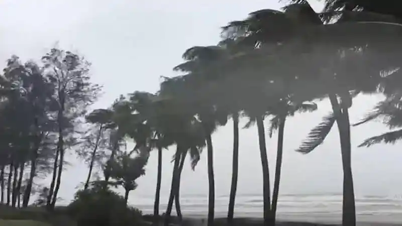 সেন্টমার্টিনে ঝড়ের কারণে পর্যটকরা আটকা পড়েছেন. Channel i News - চ্যানেল আই নিউজ