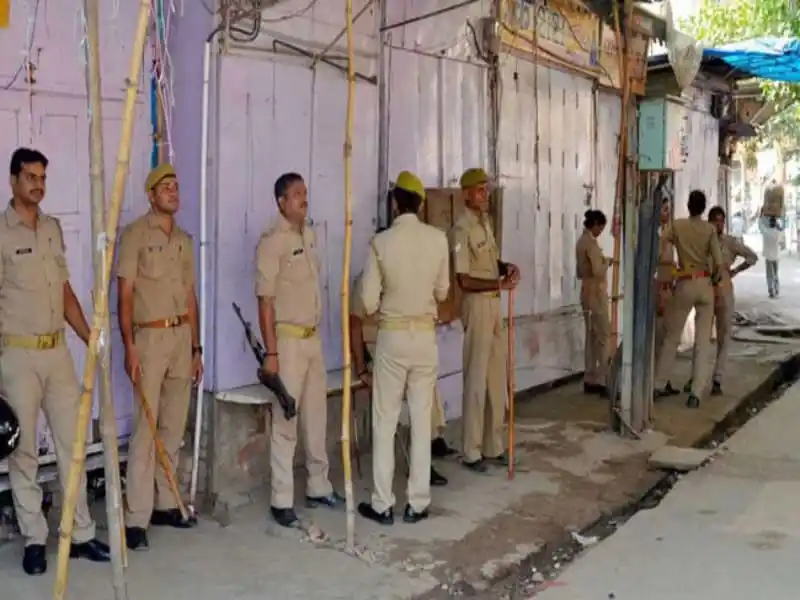 বাংলাদেশের শহরে পুলিশ সদস্যরা নিরাপত্তা ব্যবস্থা নিচ্ছেন. Channel i News - চ্যানেল আই নিউজ