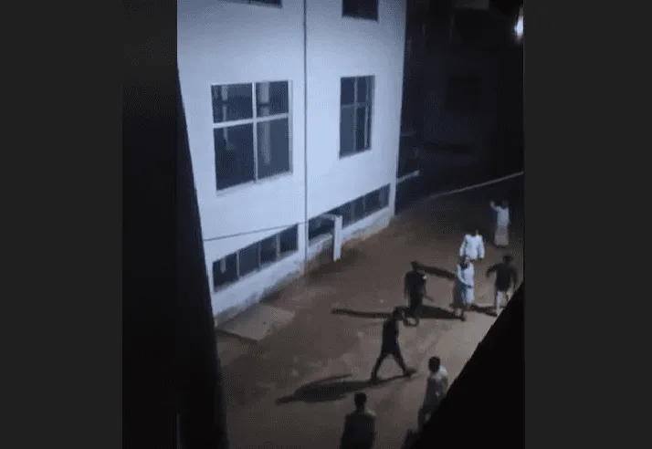 রাতের সময় ড্যাফোডিল ইউনিভার্সিটিতে হামলার দৃশ্য. Channel i News - চ্যানেল আই নিউজ