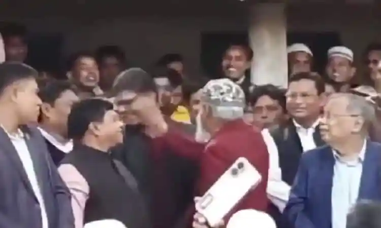 নেতাদের মধ্যে উত্তপ্ত পরিস্থিতি, চড় মারার ঘটনা ঘটেছে. Channel i News - চ্যানেল আই নিউজ