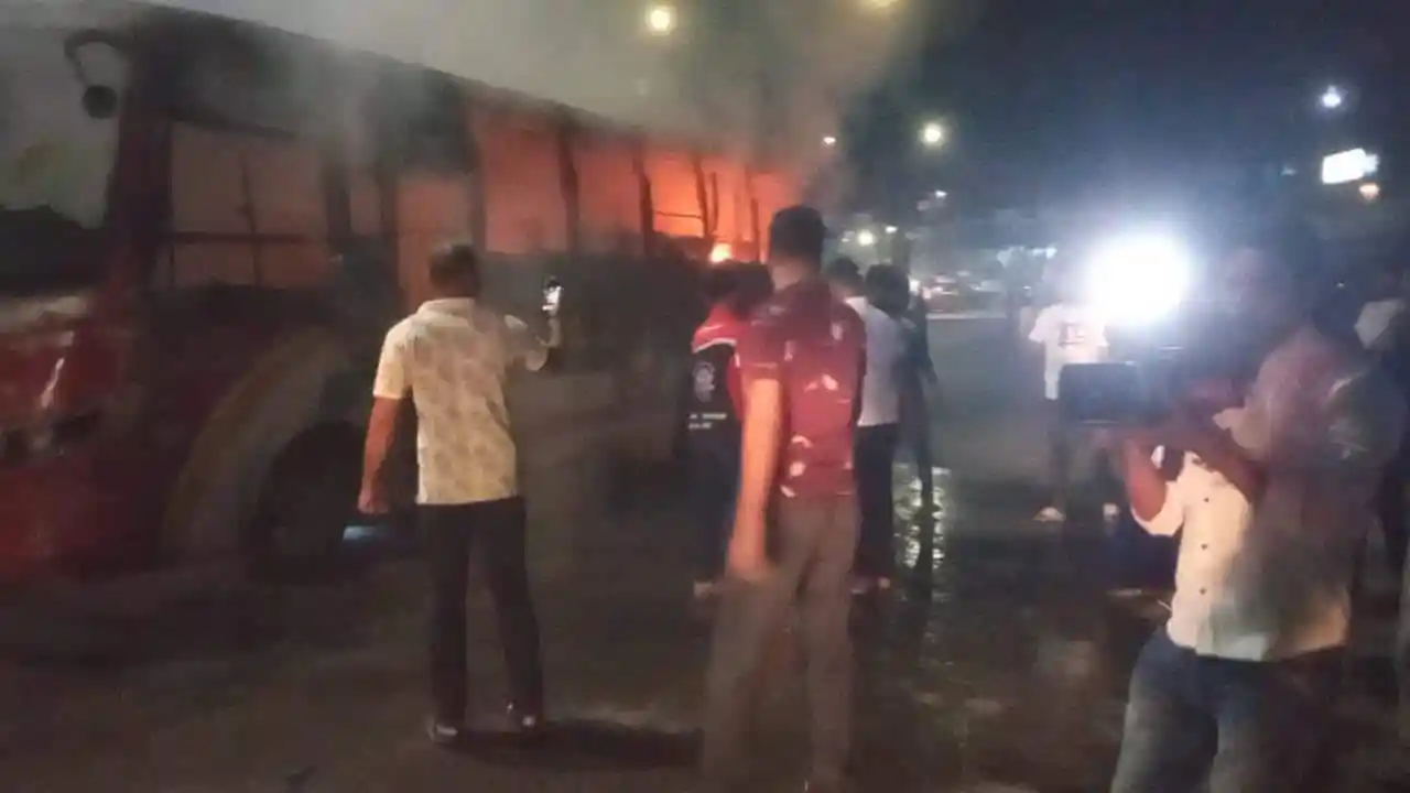 রাজধানীতে তিন বাসে আগুনের ঘটনা, প্রত্যক্ষদর্শীরা দেখছেন. Channel i News - চ্যানেল আই নিউজ