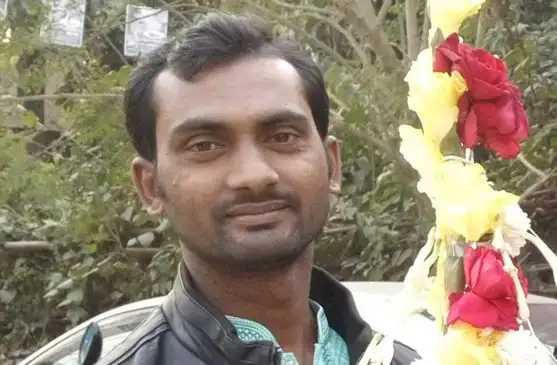 একজন যুবক ফুলের সাথে দাঁড়িয়ে আছেন, প্রকৃতি পরিবেশে. Channel i News - চ্যানেল আই নিউজ
