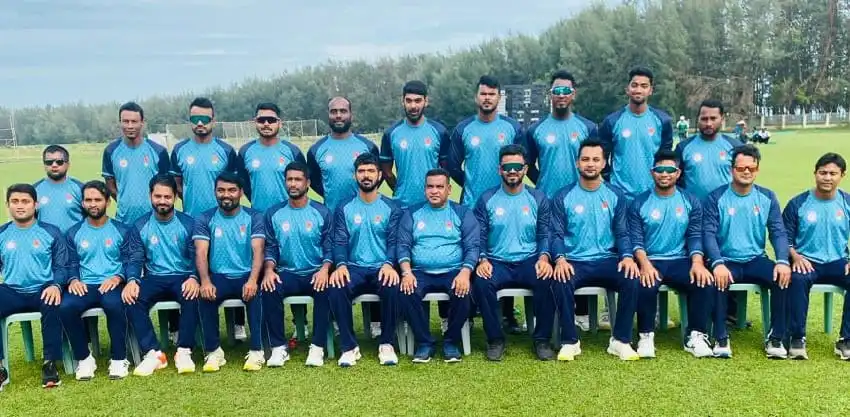 বাংলাদেশ ক্রিকেট দলের খেলোয়াড়রা মাঠে প্রস্তুত, সবুজ মাঠ ও গাছপালা পেছনে. Channel i News - চ্যানেল আই নিউজ
