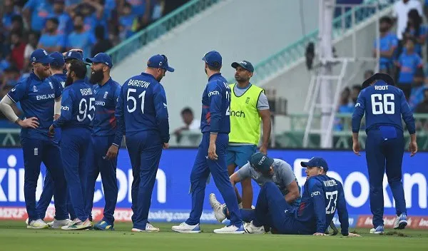 ইংল্যান্ড ক্রিকেট দলের খেলোয়াড়রা মাঠে আলোচনা করছে. Channel i News - চ্যানেল আই নিউজ