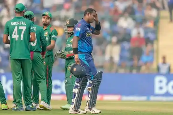 ক্রিকেট ম্যাচে বাংলাদেশ ও শ্রীলঙ্কার খেলোয়াড়রা মাঠে অবস্থান করছে. Channel i News - চ্যানেল আই নিউজ