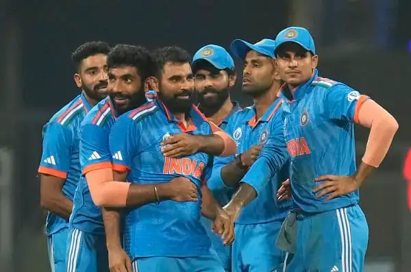 ভারতীয় ক্রিকেটাররা মাঠে জোশে উদযাপন করছে, খেলা চলাকালীন. Channel i News - চ্যানেল আই নিউজ