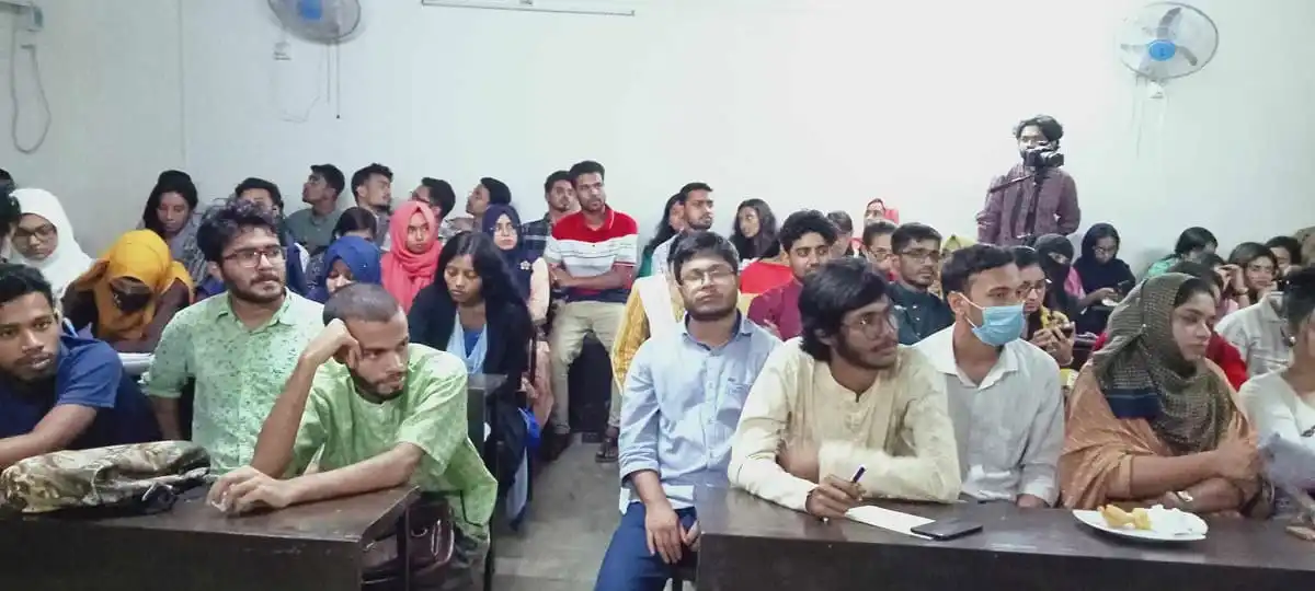 শিক্ষার্থীরা ক্লাসরুমে বসে মনোযোগ দিয়ে শ্রবণ করছে. Channel i News - চ্যানেল আই নিউজ