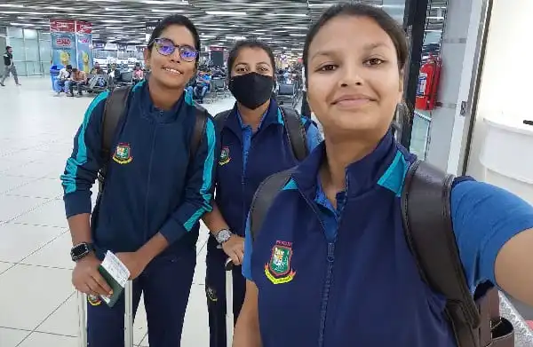 সাউথ আফ্রিকা সফরে বাংলাদেশের মেয়েরা বিমানবন্দরে ছবি তুলছে. Channel i News - চ্যানেল আই নিউজ