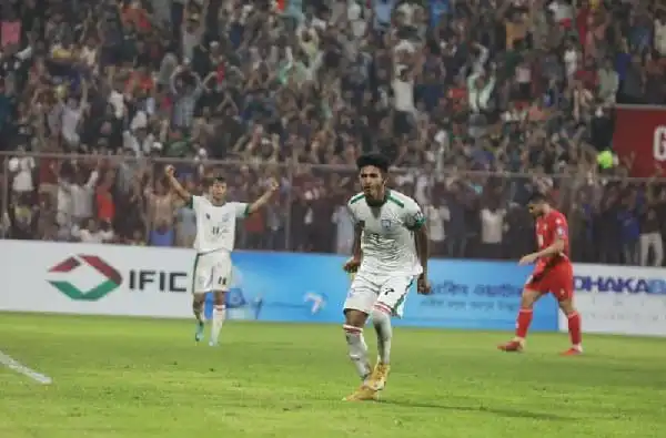 বাংলাদেশের ফুটবল খেলোয়াড়রা মাঠে জয়ের উল্লাসে উদযাপন করছে. Channel i News - চ্যানেল আই নিউজ