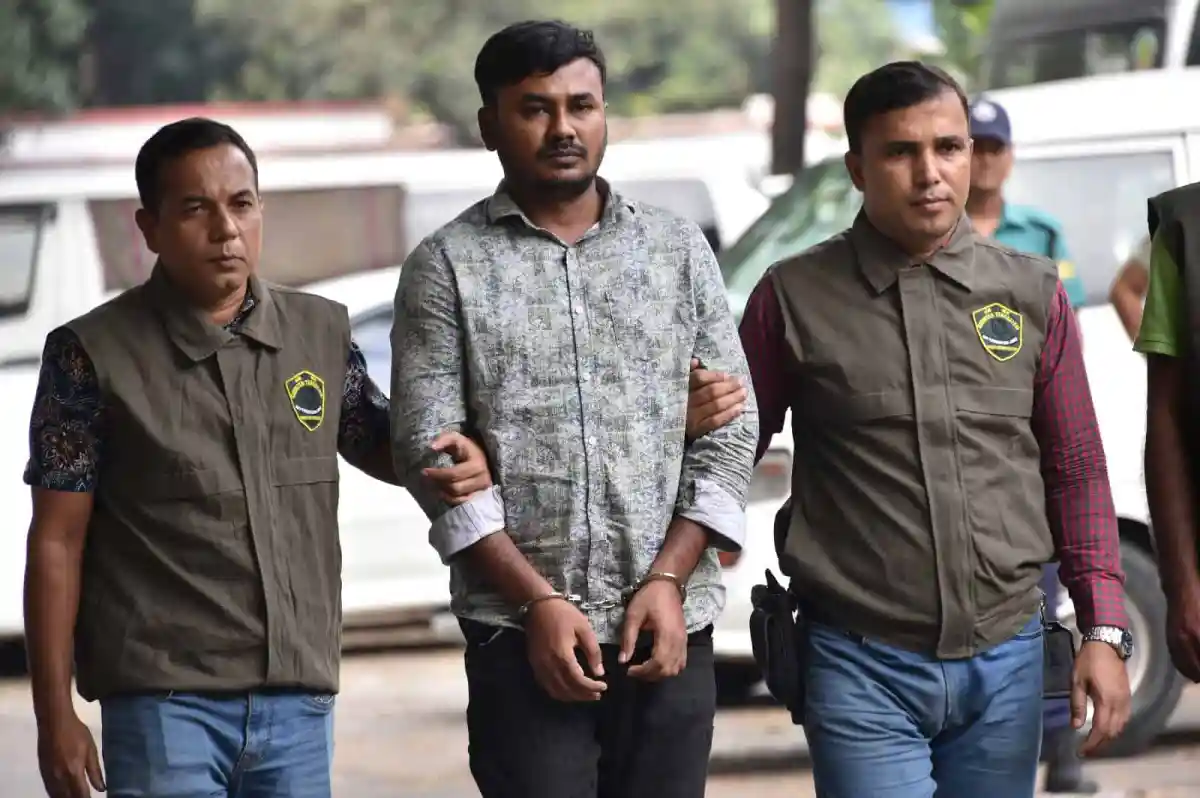 পুলিশের সঙ্গে গ্রেপ্তারকৃত ব্যক্তি, ছাত্রদলের নেতা. Channel i News - চ্যানেল আই নিউজ