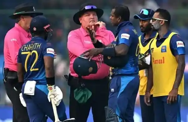 ক্রিকেট ম্যাচে আম্পায়ার ও খেলোয়াড়দের মধ্যে আলোচনা চলছে. Channel i News - চ্যানেল আই নিউজ