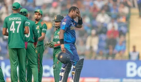 ক্রিকেট খেলোয়াড়রা মাঠে, বাংলাদেশ ও শ্রীলঙ্কার খেলোয়াড়রা আলোচনা করছে. Channel i News - চ্যানেল আই নিউজ