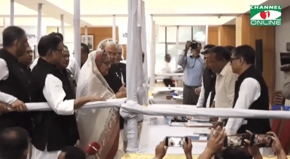 চ্যানেল আই অনলাইন অফিসে কর্মকর্তাদের মধ্যে আলোচনা চলছে. Channel i News - চ্যানেল আই নিউজ