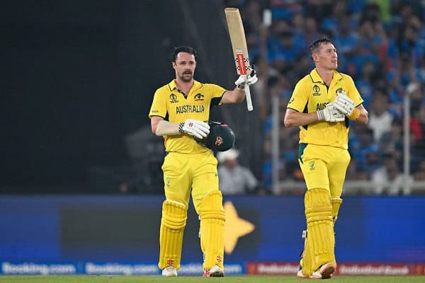 অস্ট্রেলিয়ার ক্রিকেটাররা মাঠে জয় উদযাপন করছে. Channel i News - চ্যানেল আই নিউজ