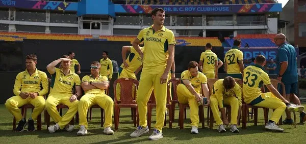 অস্ট্রেলিয়ার ক্রিকেটাররা মাঠে প্রস্তুতি নিচ্ছে, কিছু খেলোয়াড় বসে ও দাঁড়িয়ে আছেন. Channel i News - চ্যানেল আই নিউজ