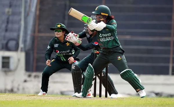 বাংলাদেশের নারী ক্রিকেটার ব্যাটিং করছে, পাকিস্তানের বিরুদ্ধে ম্যাচের দৃশ্য. Channel i News - চ্যানেল আই নিউজ