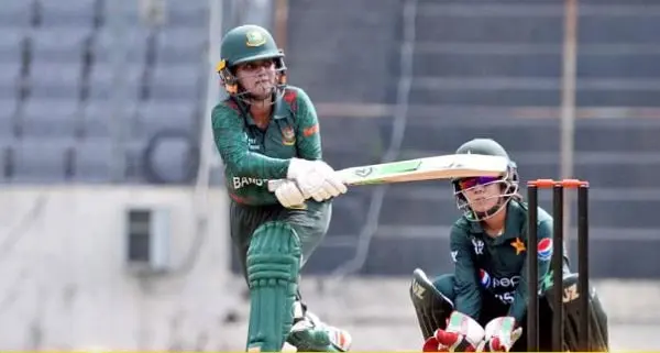 বাংলাদেশ নারী ক্রিকেটার ব্যাটিং করছে, আন্তর্জাতিক ক্রিকেট ম্যাচ. Channel i News - চ্যানেল আই নিউজ