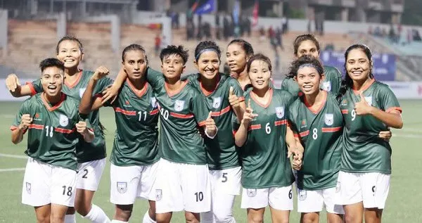 বাংলাদেশ নারী ফুটবল দলের খেলোয়াড়রা মাঠে উল্লাস করছে. Channel i News - চ্যানেল আই নিউজ