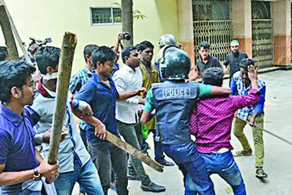 শিক্ষাঙ্গনে ছাত্রদের মধ্যে সংঘর্ষ, পুলিশ উপস্থিত. Channel i News - চ্যানেল আই নিউজ