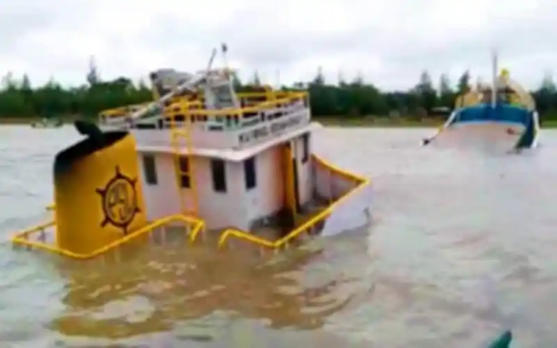 নদীতে ডুবে থাকা জাহাজের ছবি, কয়লা বোঝাই, দুর্যোগের চিত্র।. Channel i News - চ্যানেল আই নিউজ