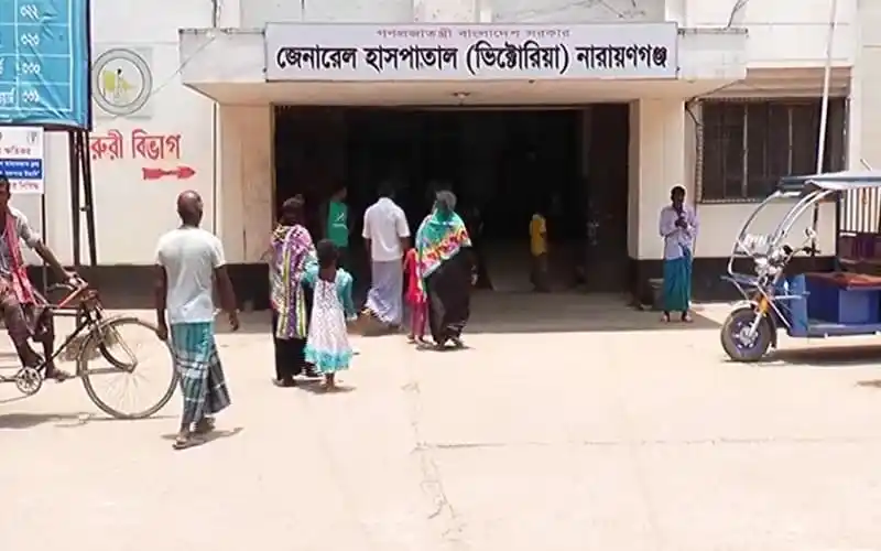 জনগণ হাসপাতালে প্রবেশের জন্য অপেক্ষা করছে. Channel i News - চ্যানেল আই নিউজ